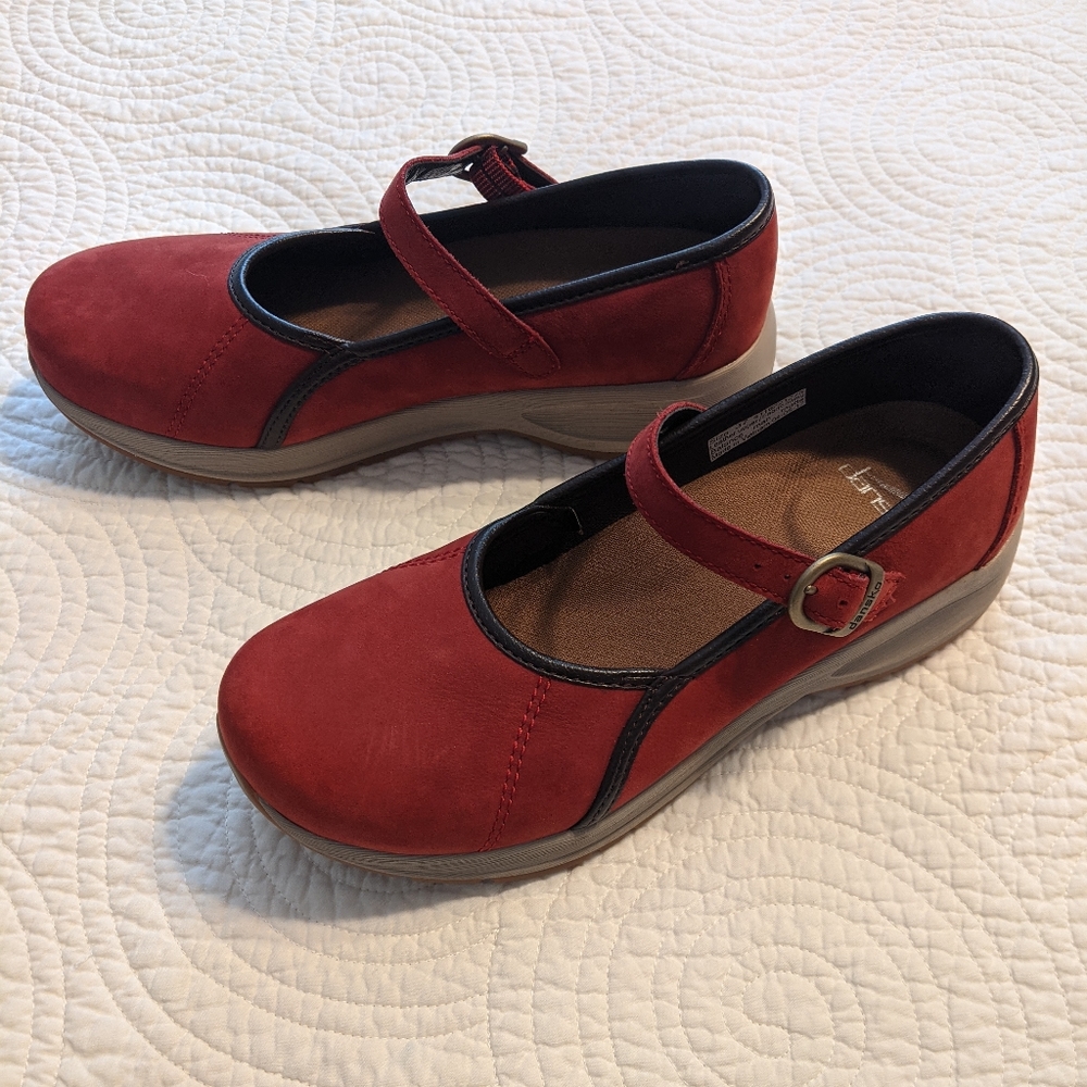 LIKE NEW Dansko rust-red mary janes